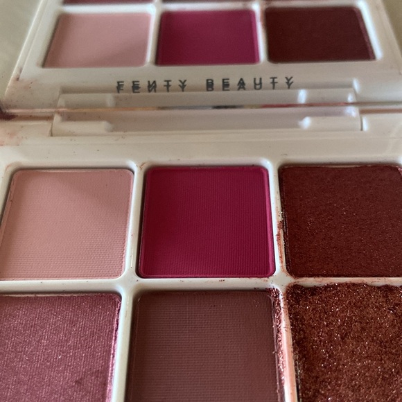 Fenty eyeshadow palette - Picture 3 of 5